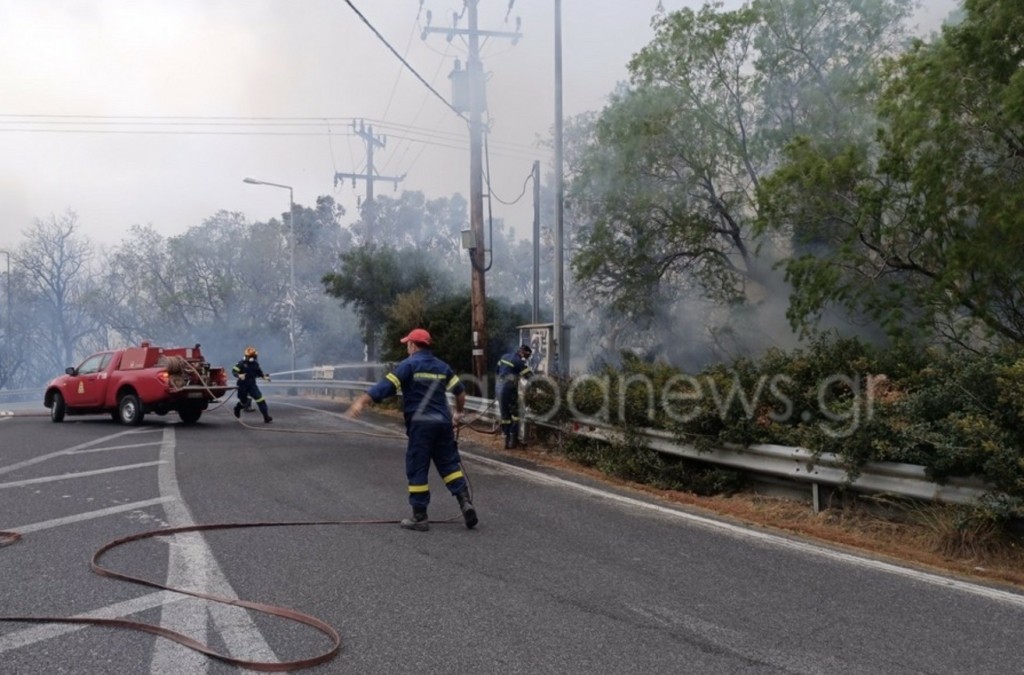 Χωρίς ενεργό μέτωπο η φωτιά στον Ναύσταθμο Χανίων – Οι μαθητές παραλήφθηκαν με ασφάλεια από τους γονείς τους